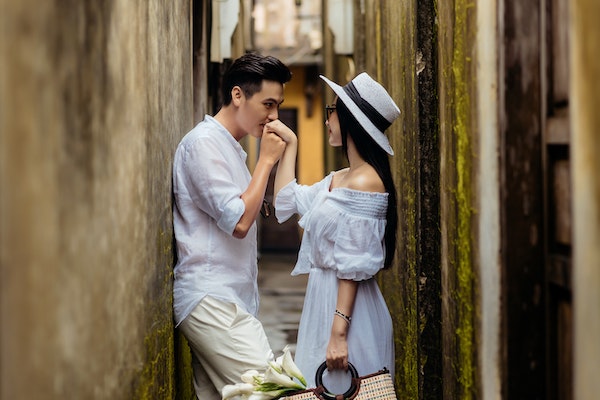 老公出轨要离婚：妻子的智慧应对策略与自我保护